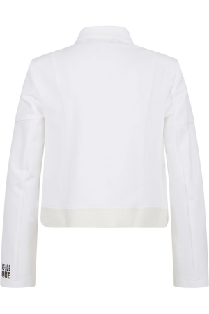 Weiße Jacke mit kurzen Ärmeln und einem schlichten, modernen Design, von hinten betrachtet.