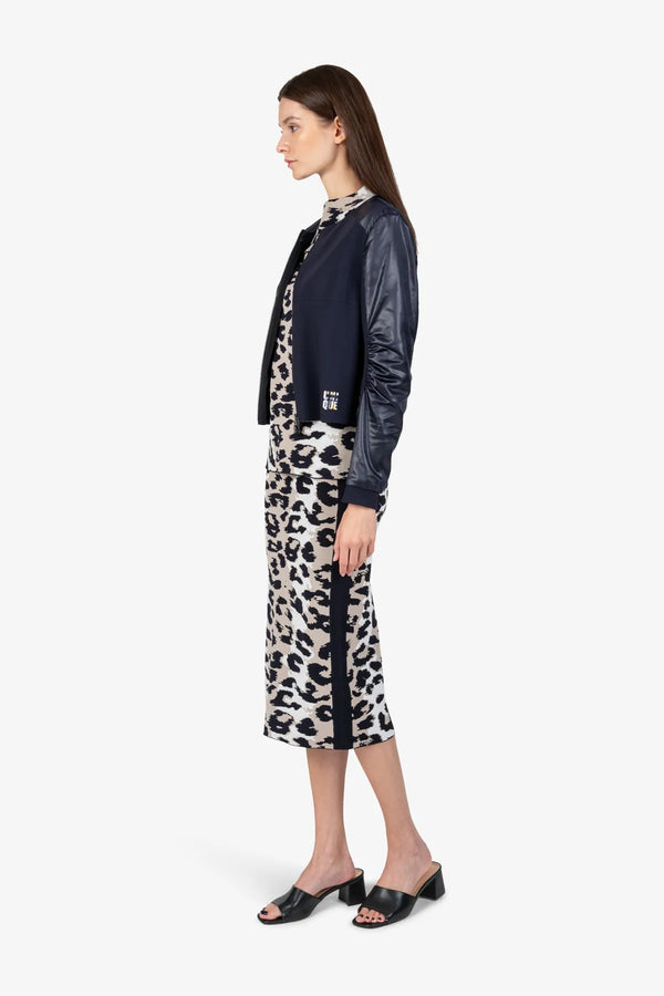 Kurze Jacke mit Rundhalsausschnitt 03