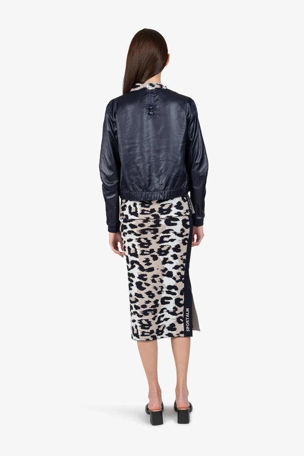 Kurze Jacke mit Rundhalsausschnitt 04