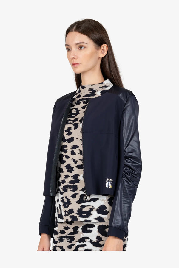 Kurze Jacke mit Rundhalsausschnitt 05