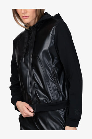 Kapuzenjacke aus Kunstleder 06