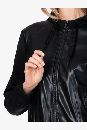 Kapuzenjacke aus Kunstleder 07