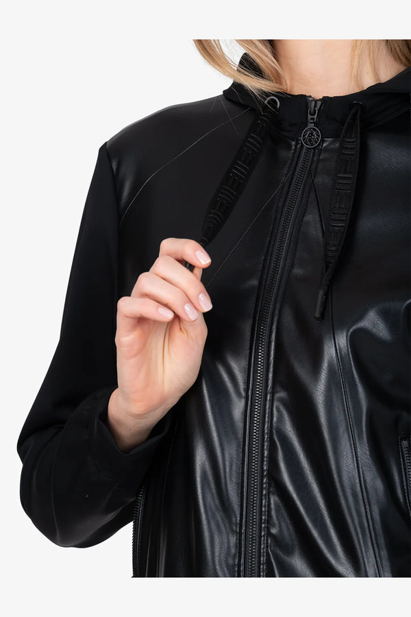 Kapuzenjacke aus Kunstleder 07