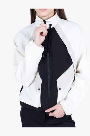 Kurze, avantgardistische Oversized-Jacke 06