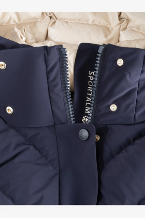 Dunkelblaue, gepolsterte Jacke mit einem Reißverschluss und Druckknöpfen.