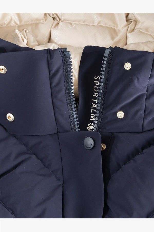 Dunkelblaue, gepolsterte Jacke mit einem Reißverschluss und Druckknöpfen.