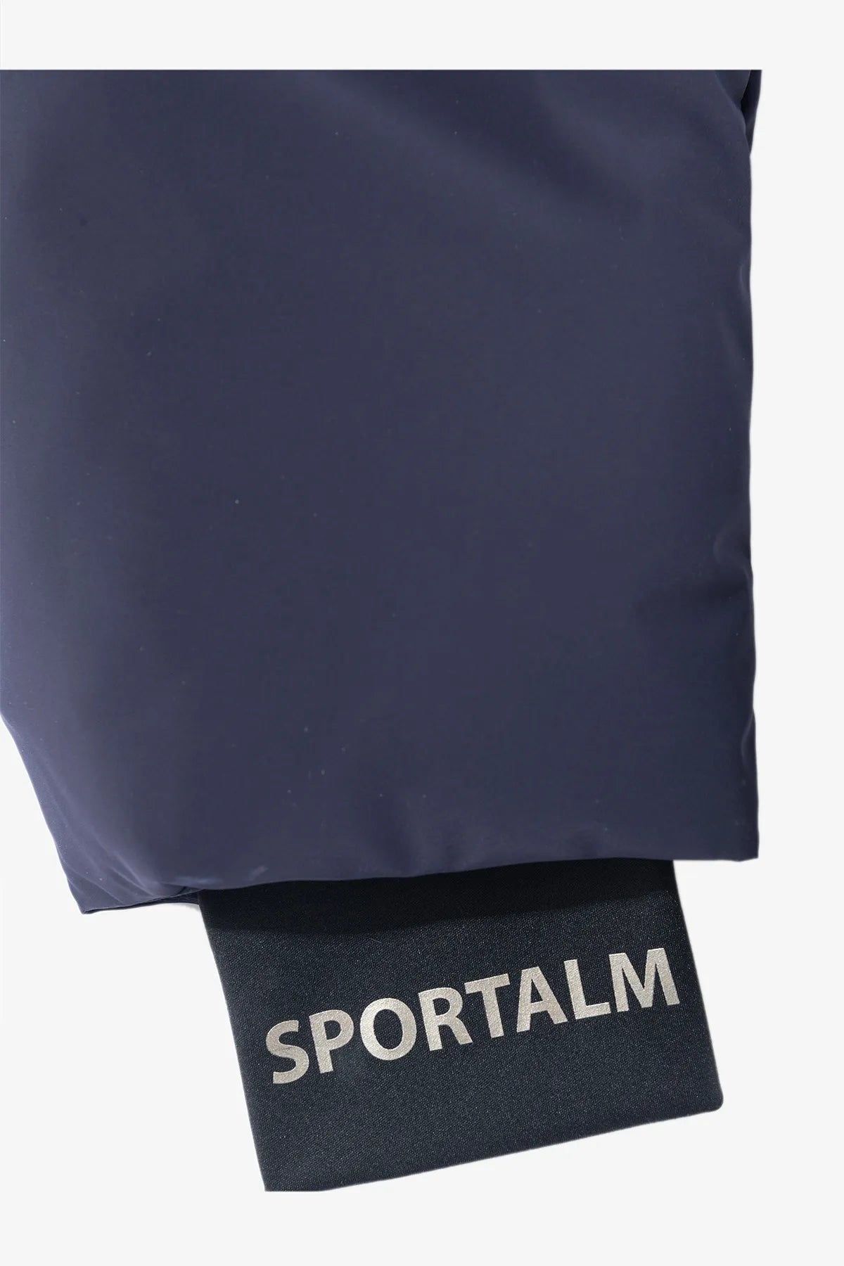 Dunkelblaue Jacke mit einem etikettierten Ärmel, auf dem "SPORTALM" steht.