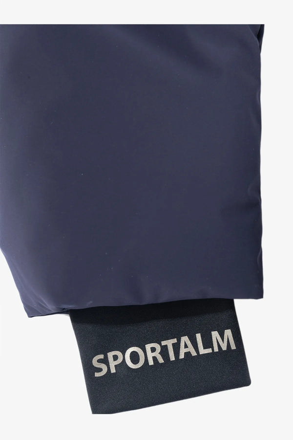 Dunkelblaue Jacke mit einem etikettierten Ärmel, auf dem "SPORTALM" steht.