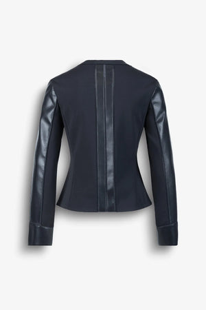 Dunkelblaue Jacke mit Lederärmeln und zwei vertikalen Nähten auf dem Rücken.