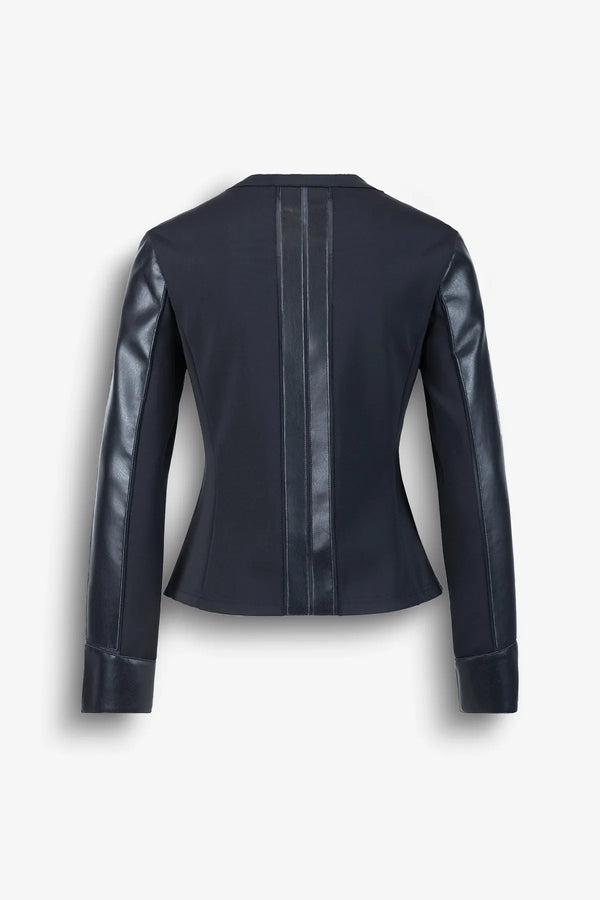 Dunkelblaue Jacke mit Lederärmeln und zwei vertikalen Nähten auf dem Rücken.