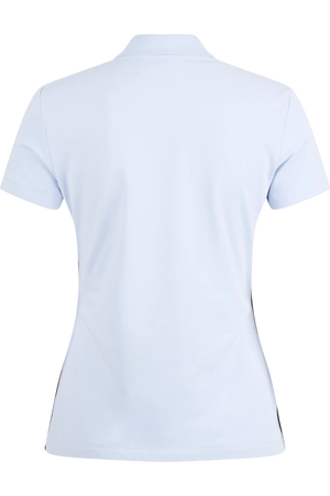 Hellblaues Poloshirt mit kurzem Arm und Stehkragen, Ansicht von hinten.