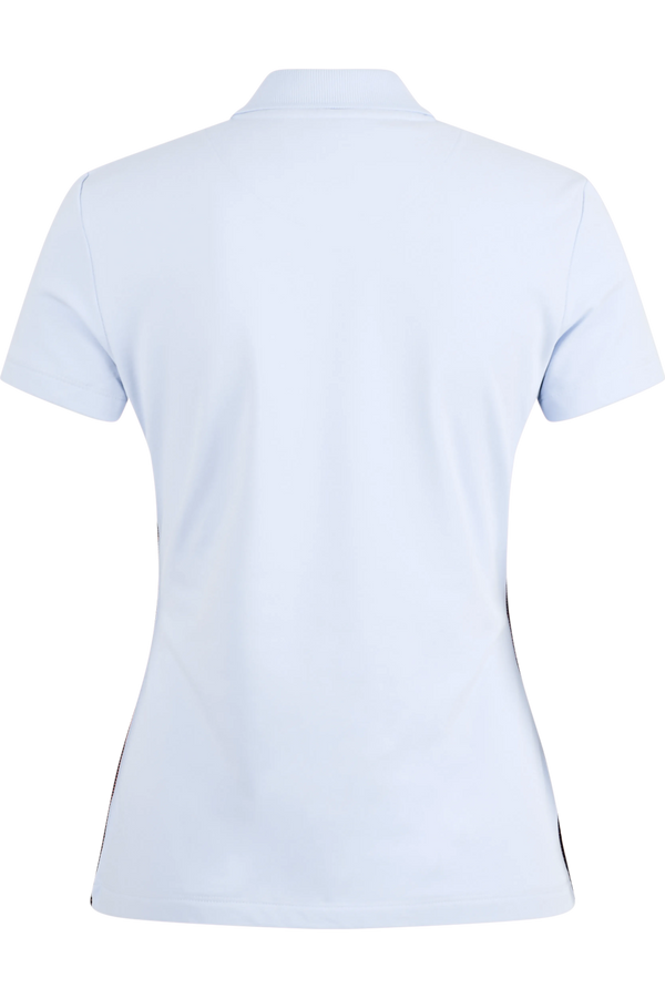 Hellblaues Poloshirt mit kurzem Arm und Stehkragen, Ansicht von hinten.
