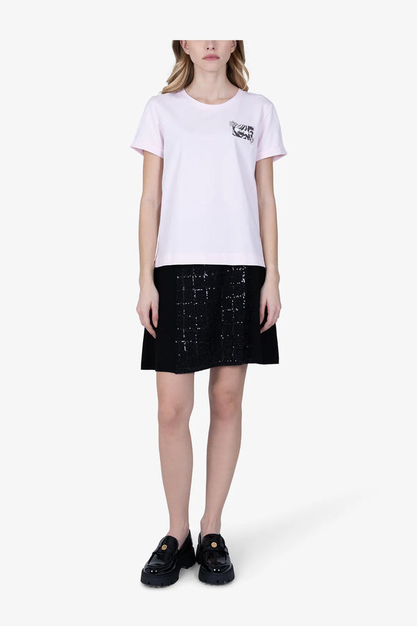 Lässiges T-Shirt mit bedrucktem Badge 03