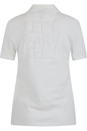 Weißes Polo-Shirt mit dem eingeprägten Schriftzug „LET'S PARTEE!“ auf der Rückseite.