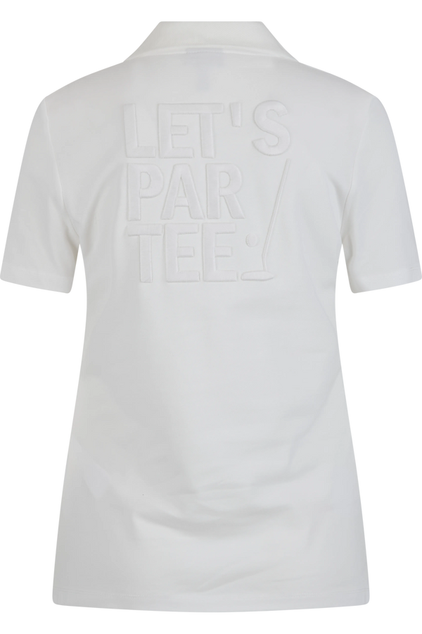 Weißes Polo-Shirt mit dem eingeprägten Schriftzug „LET'S PARTEE!“ auf der Rückseite.
