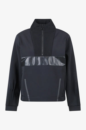 Sweater mit durchdachten Details 01