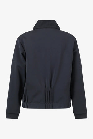Sweater mit durchdachten Details 02