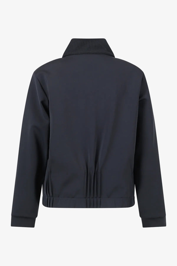 Sweater mit durchdachten Details 02