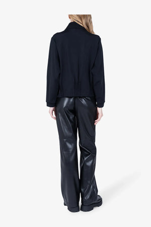 Sweater mit durchdachten Details 05