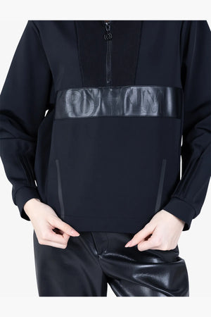 Sweater mit durchdachten Details 07