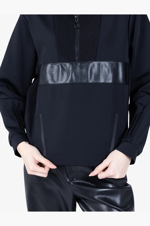 Sweater mit durchdachten Details 07