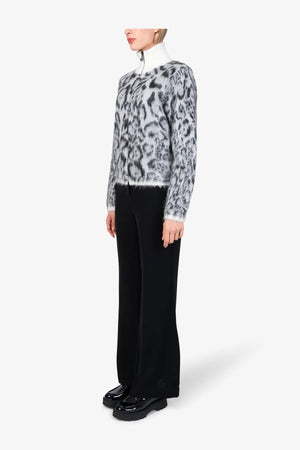 Kurze Strickjacke mit Leo-Jacquard 04