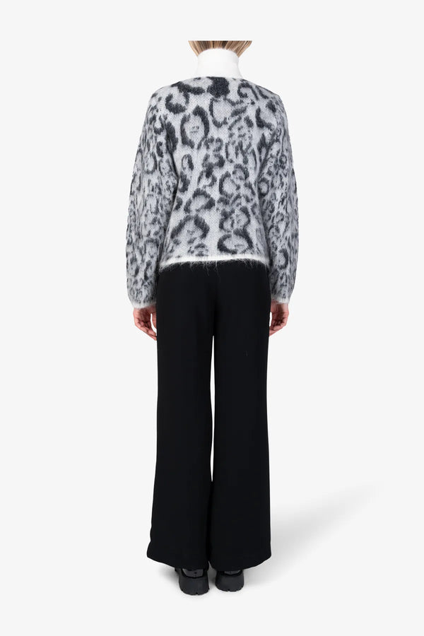 Kurze Strickjacke mit Leo-Jacquard 05