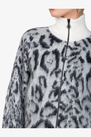 Kurze Strickjacke mit Leo-Jacquard 06