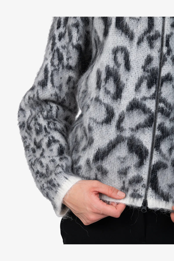 Kurze Strickjacke mit Leo-Jacquard 07