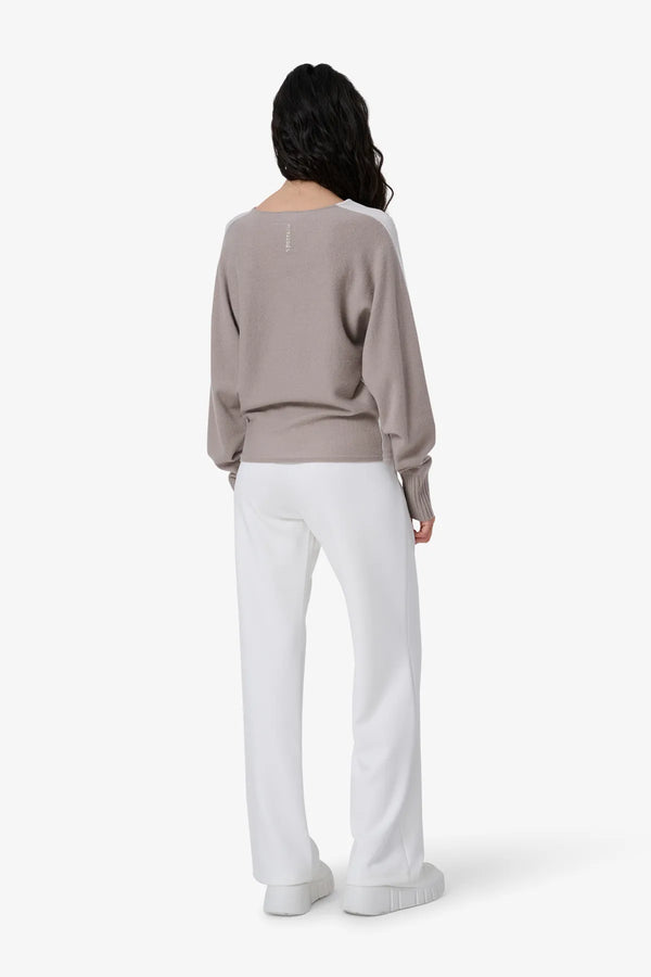 Pullover mit lässiger Colourblock-Optik 05