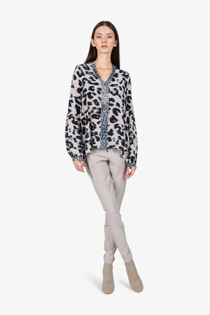 Bluse mit V- Ausschnitt 02