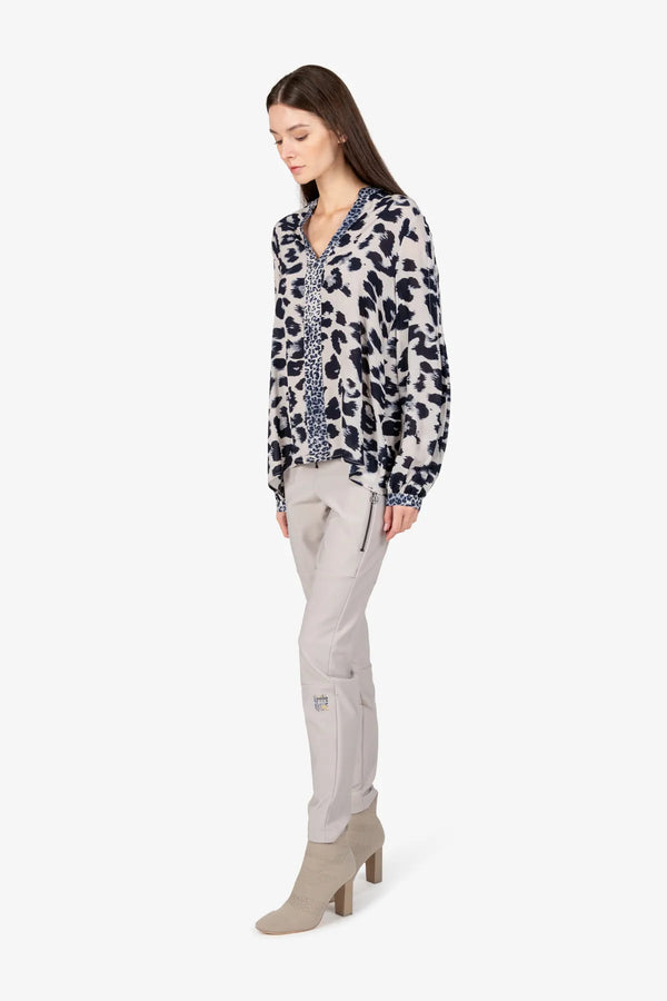 Bluse mit V- Ausschnitt 03