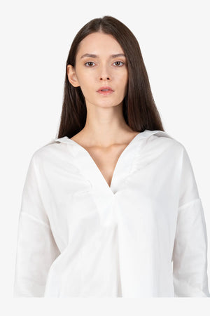 Kurze Bluse mit Hemdblusenkragen 07