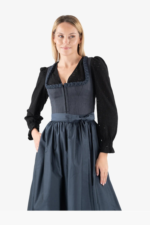 Langarm-Dirndlbluse mit V-Ausschnitt 06