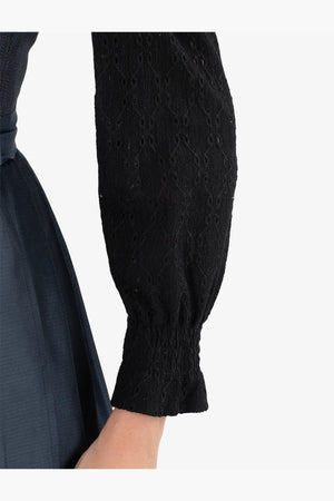 Langarm-Dirndlbluse mit V-Ausschnitt 07