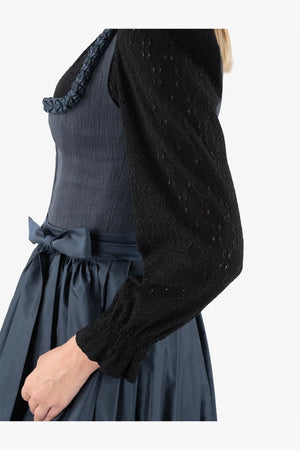 Langarm-Dirndlbluse mit V-Ausschnitt 09