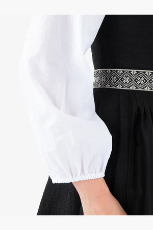 Dirndlbluse aus transparenter Baumwolle 08