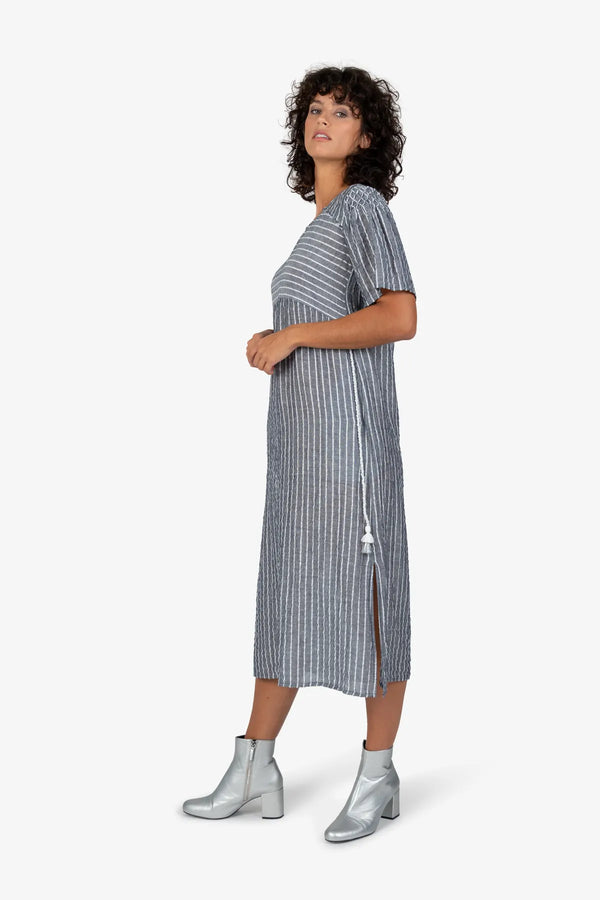 Kleid mit V-Ausschnitt 03