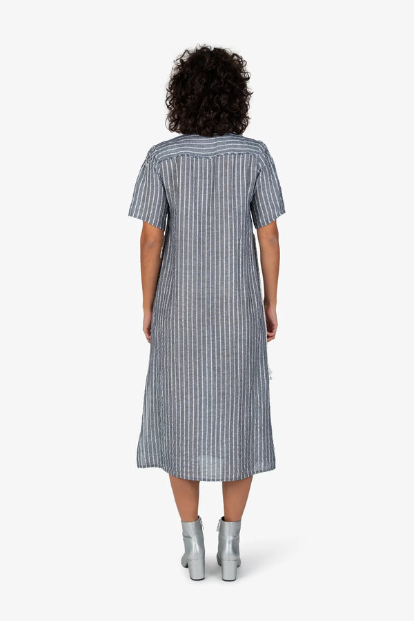 Kleid mit V-Ausschnitt 04