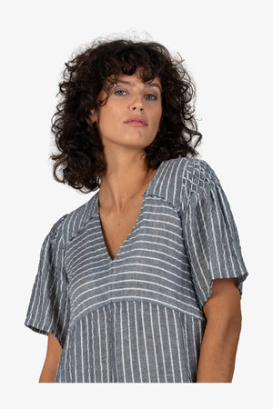 Kleid mit V-Ausschnitt 07