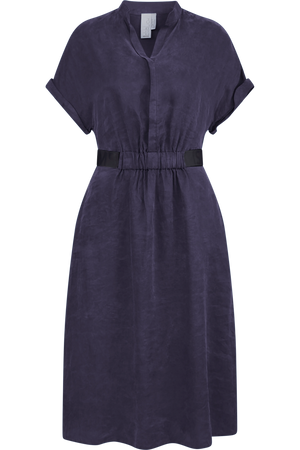 Lila Kleid mit kurzen Ärmeln, Taillengürtel und einem reduzierten, eleganten Schnitt.