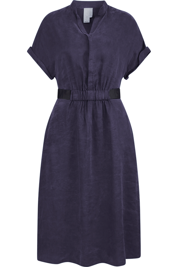 Lila Kleid mit kurzen Ärmeln, Taillengürtel und einem reduzierten, eleganten Schnitt.