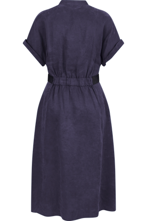 Ein knielanges, tailliertes Kleid in lila mit kurzen Ärmeln und einem elastischen Bund.