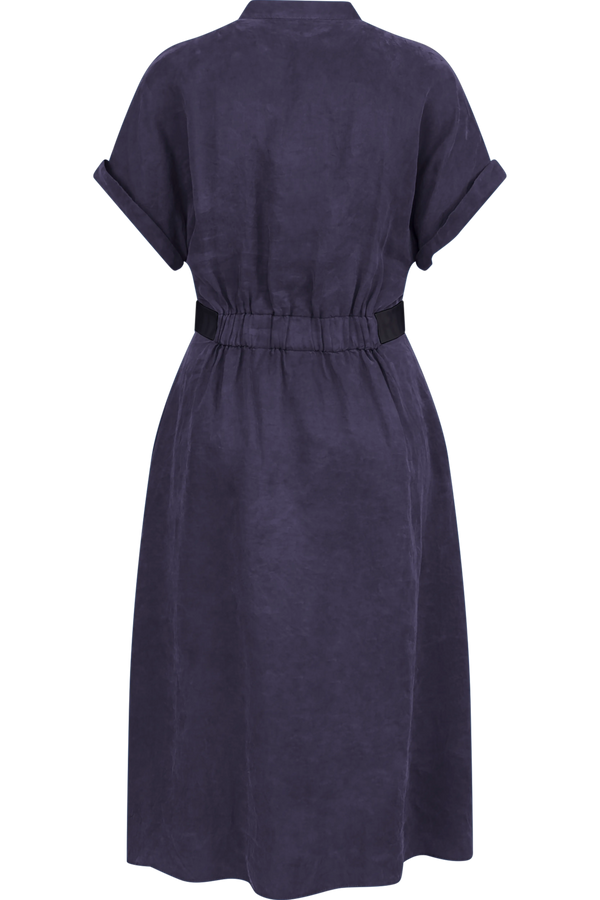 Ein knielanges, tailliertes Kleid in lila mit kurzen Ärmeln und einem elastischen Bund.