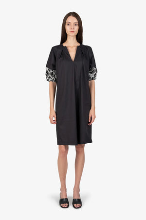 Kleid mit V-Ausschnitt 02