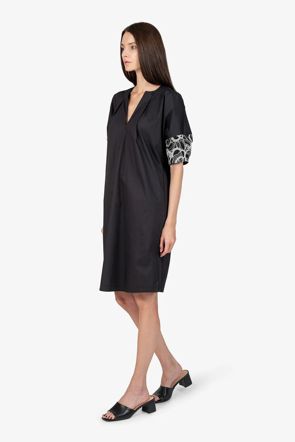 Kleid mit V-Ausschnitt 03