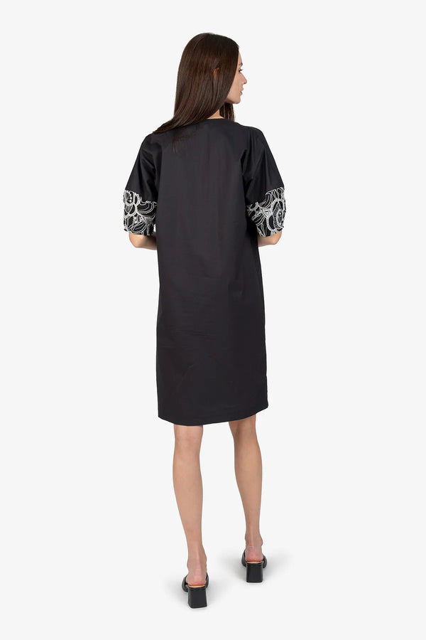 Kleid mit V-Ausschnitt 04