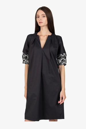 Kleid mit V-Ausschnitt 05