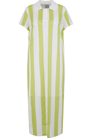 Grünes, gestreiftes Maxikleid mit kurzen Ärmeln und Kragen.