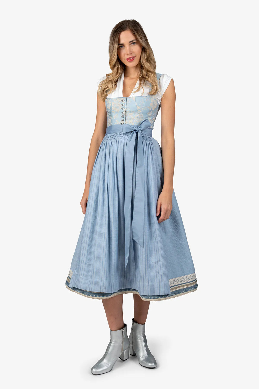 Dirndl mit Borten am Saum 01